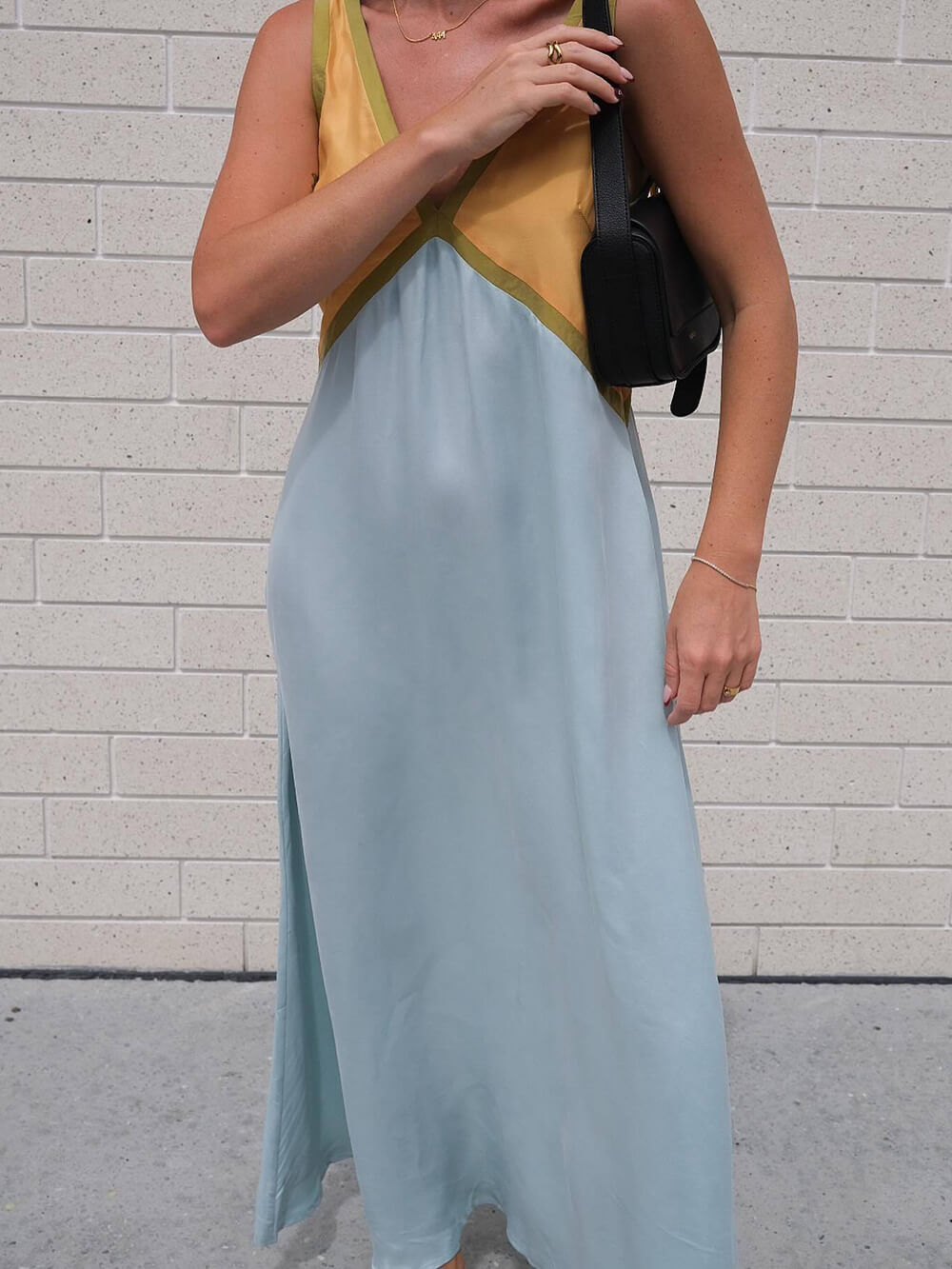 V-neck | Robe chic à empiècements de couleurs contrastantes